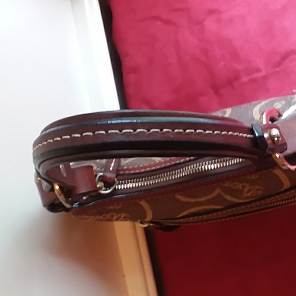 ❤ Dooney&Bourke Heart Design with Gold Accents Very Good Condition - Picture 3 of 9